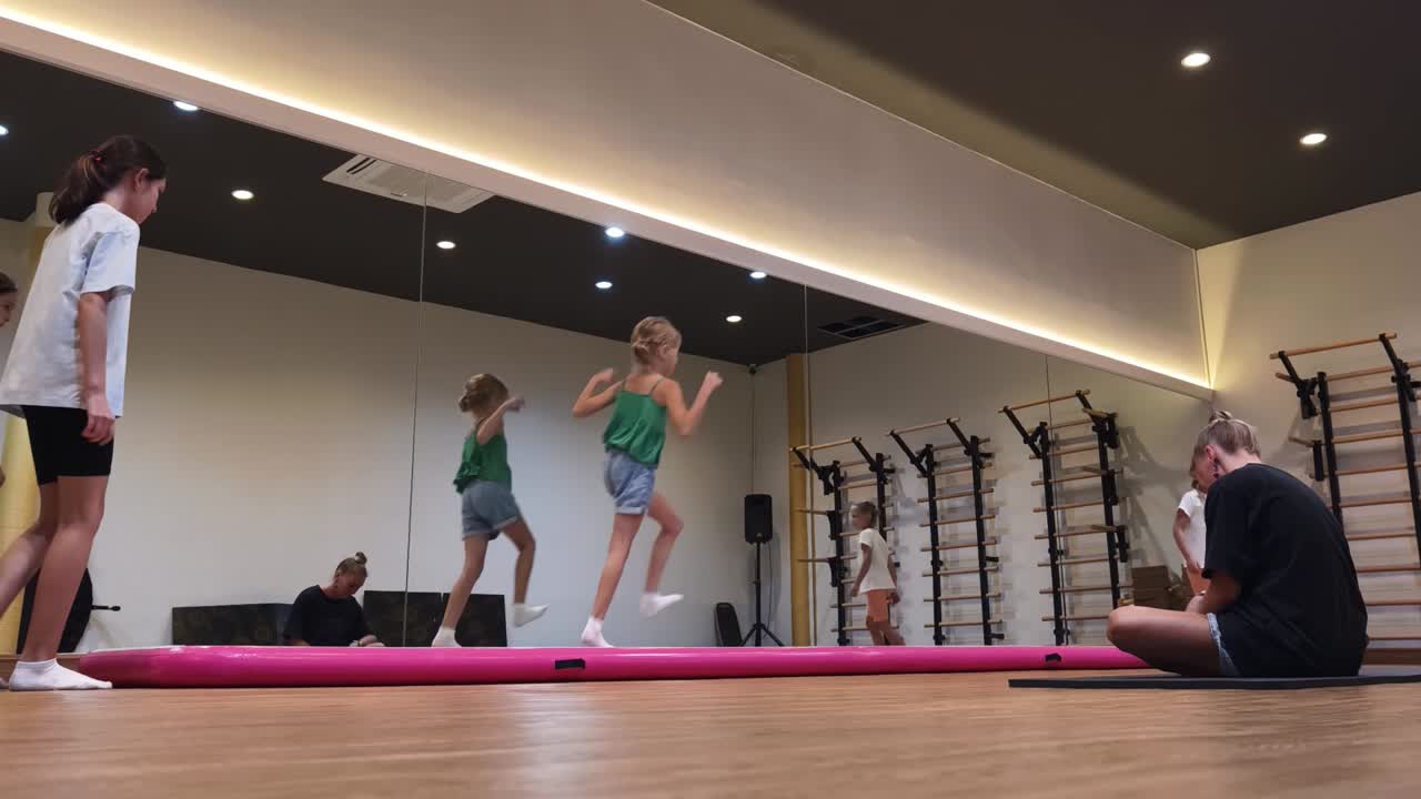 여자 체조 훈련 세션