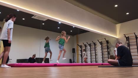 sesión de entrenamiento de gimnasia para niñas