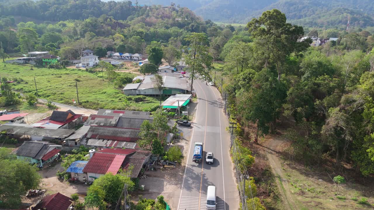 Uma vista aérea de Klong Prao em uma manhã ensolarada, estradas, edifícios e resorts com tráfego leve neste destino tropical