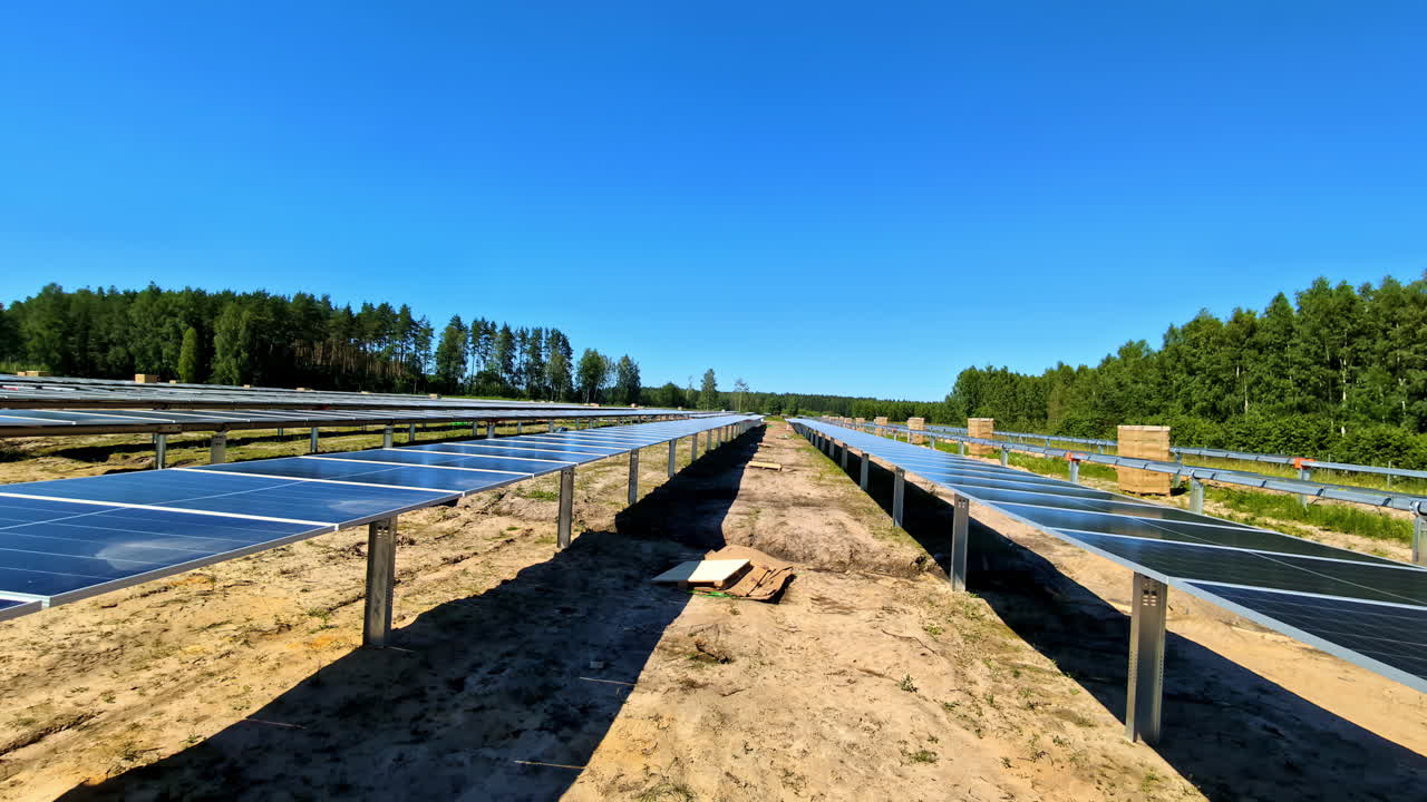 боковая панель через солнечную ферму под чистым небом