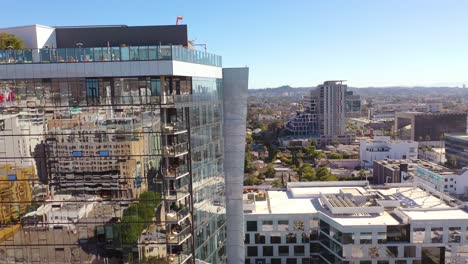 Antena-De-Edificio-De-Apartamentos-De-Gran-Altura-Con-Espejos-Reflectantes-En-Hollywood,-Los-Ángeles,-California