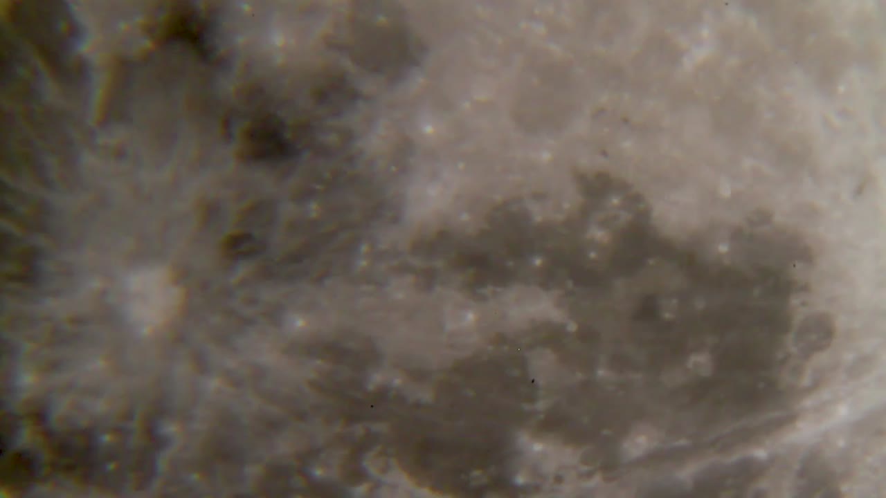 toma de luna roja completa con un telescopio y 5x barlow, video de avance rápido