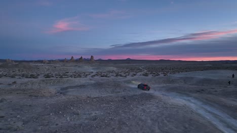 LKW-Fährt-Durch-Trona-Pinnacles