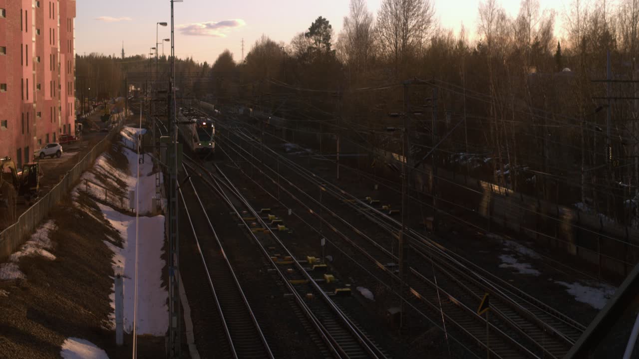 электропоезд проезжает по железнодорожным путям зимним утром в хельсинки