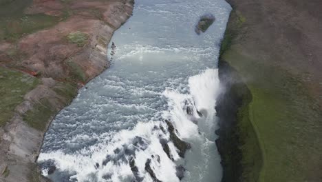 por encima de los poderosos rápidos de agua blanca de gullfoss en islandia, atracción turística