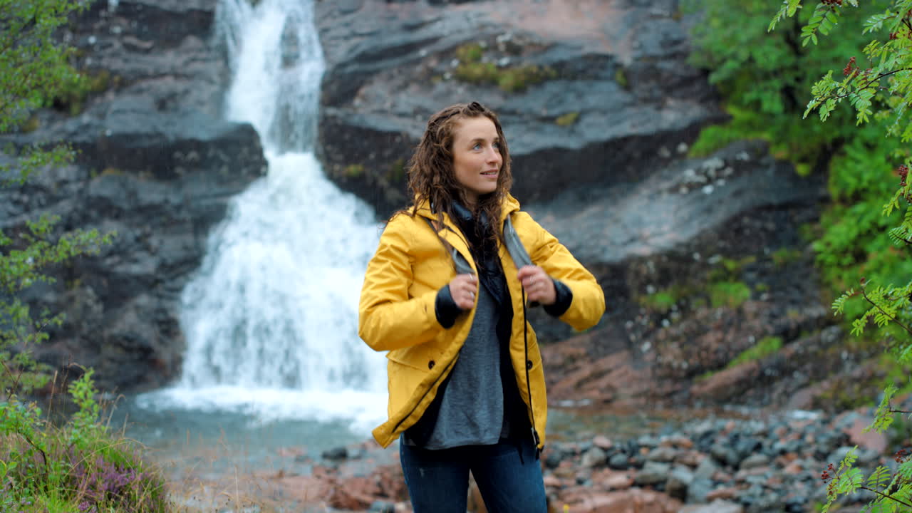 스코틀랜드 의 폭포 근처 에서 산책 하는 여자