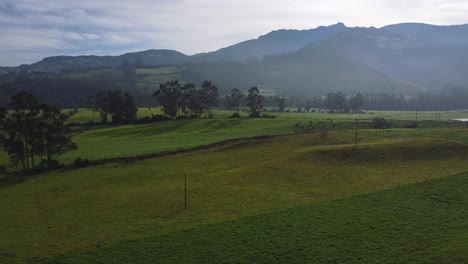 Hermosa-Vista-En-Las-Montañas,-San-Agustín,-Campo,-Italia