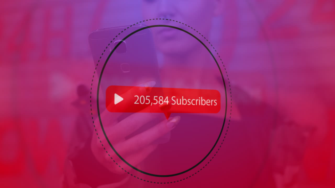 burbuja de discurso con suscriptores texto con números crecientes contra la mujer que usa teléfono inteligente