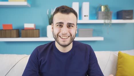retrato de un joven feliz recibiendo buenas noticias.