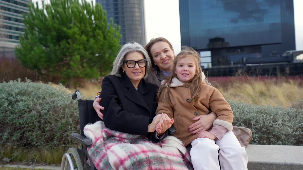 Retrato de família afetuosa com avó, mãe e filha