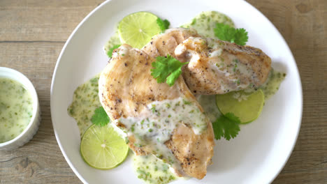 pechuga de pollo a la parrilla con salsa de lima limón