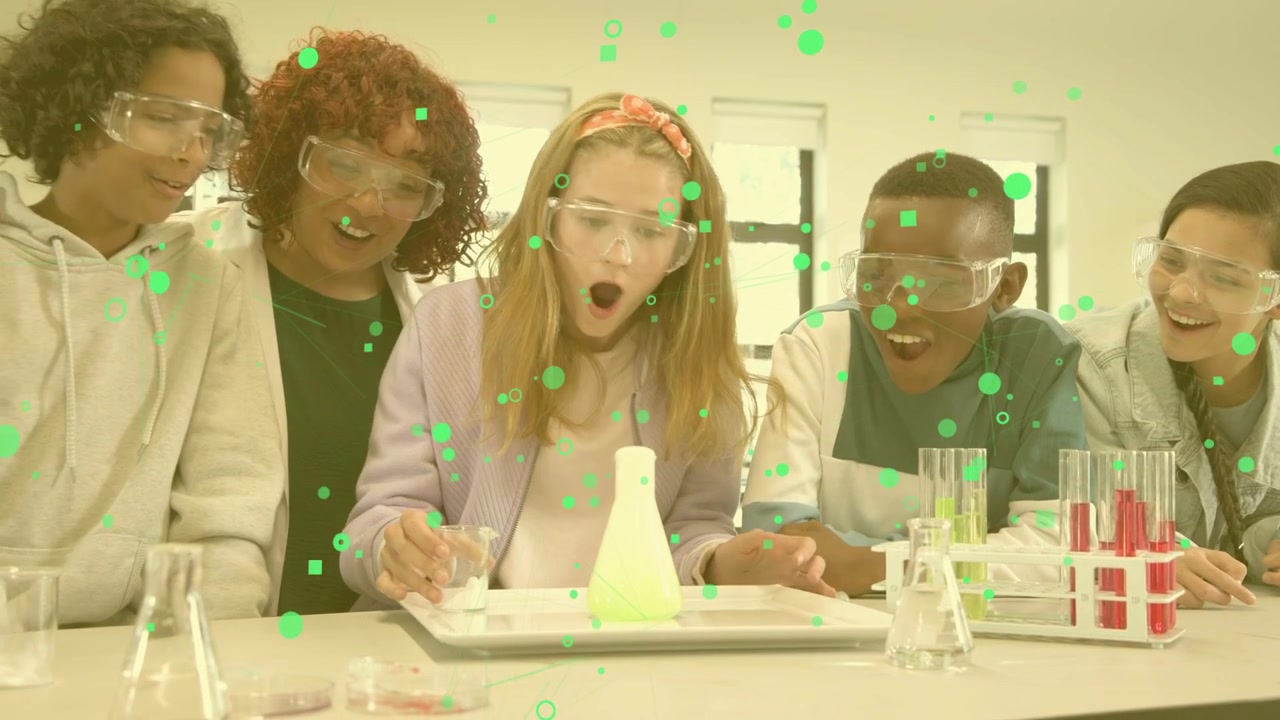 Classe che osserva un compagno versare liquido in una beuta, creando schiuma in una dimostrazione di laboratorio, bolle di realtà aumentata sulla schiuma che riecheggiano applausi.