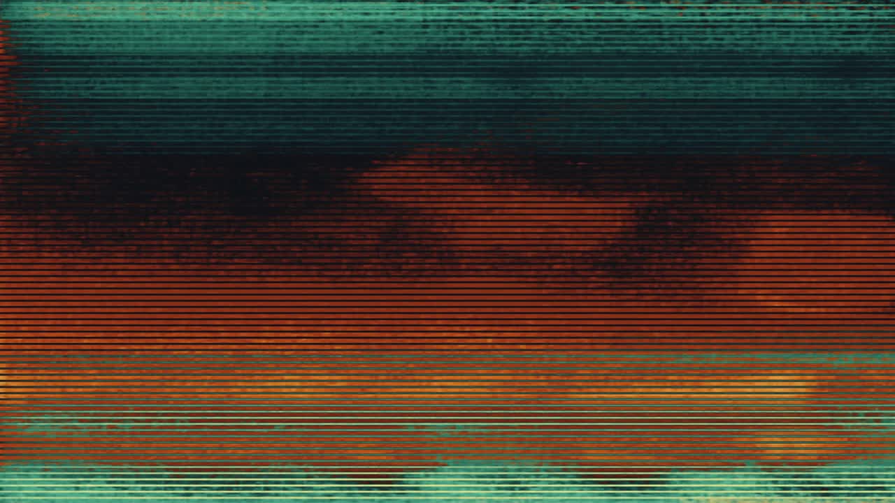 정원에서 그녀의 작은 개를 쓰다듬는 젊은 여자 1