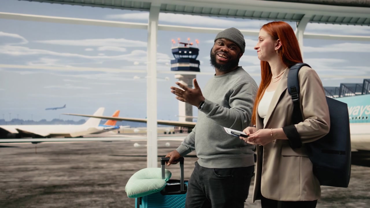 Amis marchant et discutant à l'aéroport, gérant les détails de leur voyage de vacances