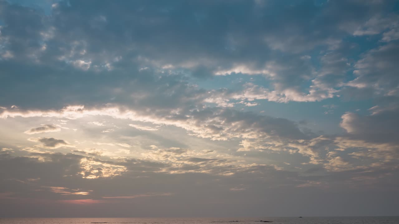 해가 지는 하늘의 구름, 바다에서 빛나는 색의 자연, 하늘의 황혼, 더운 날씨의 해로운 오존층, 그리고 열대 국가의 여름.