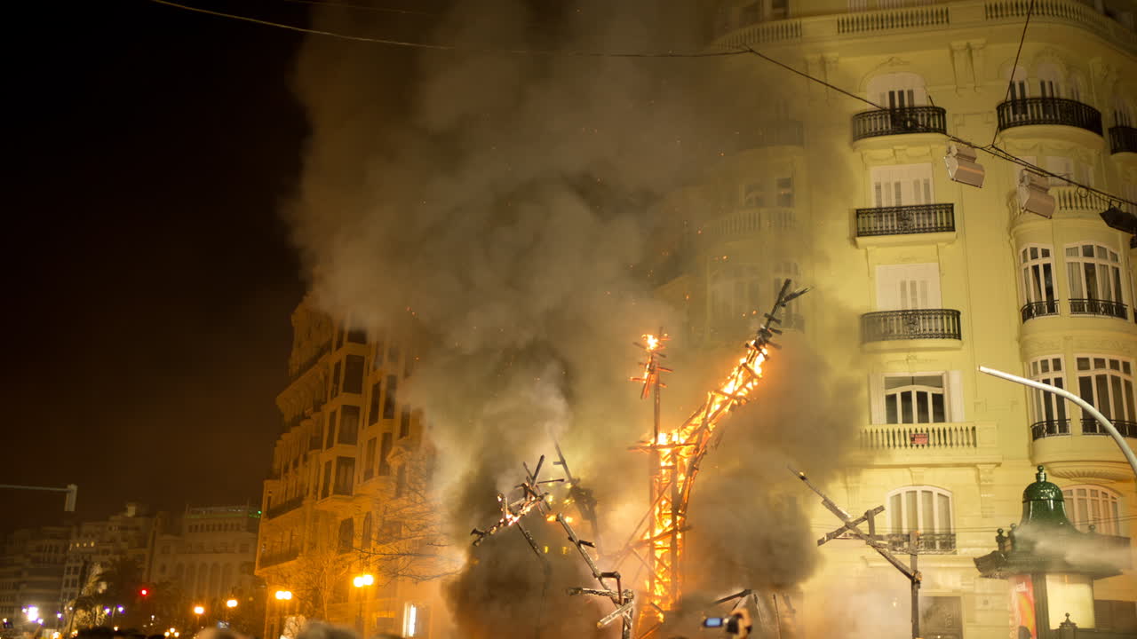 발렌시아에 있는 라스팔라스 (las fallas) 는 페이퍼 마체 (paper mache) 동상이 불타는 곳이다.