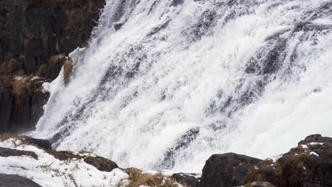 agua de la cascada dynjandi en cámara lenta
