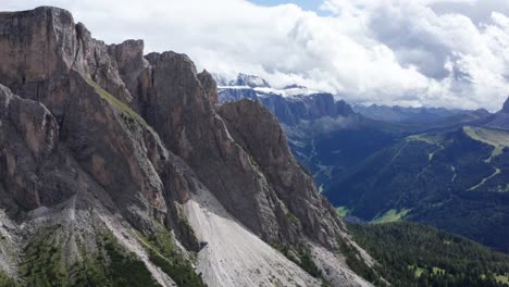 Vuelo-De-Avance-Lento-Que-Muestra-Las-Montañas-Del-Grupo-Sella-En-El-Parque-Nacional-Puez-Odle-Durante-El-Día-Nublado