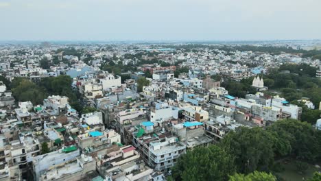 Tomas-Aéreas-De-4.000-Metros-De-Los-Suburbios-Residenciales-De-Nueva-Delhi-En-Un-Hermoso-Día-Deslizándose-Sobre-Tejados,-Calles,-Parques-Y-Mercados-En-La-India.