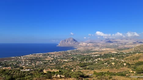 Vista-Panorámica-Del-Monte-Cofano-Y-La-Costa-Desde-El-Mirador-De-Erice-En-La-Provincia-De-Trapani,-Sicilia