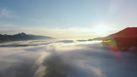 슬로베니아의 겨울철 아침에 주변 산들과 안개로 뒤덮인 놀라운 풍경의 드론 샷이 4k로 캡처되고 드론이 추락합니다.