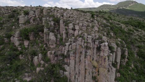algunas columnas basálticas en una colina en guanajuato