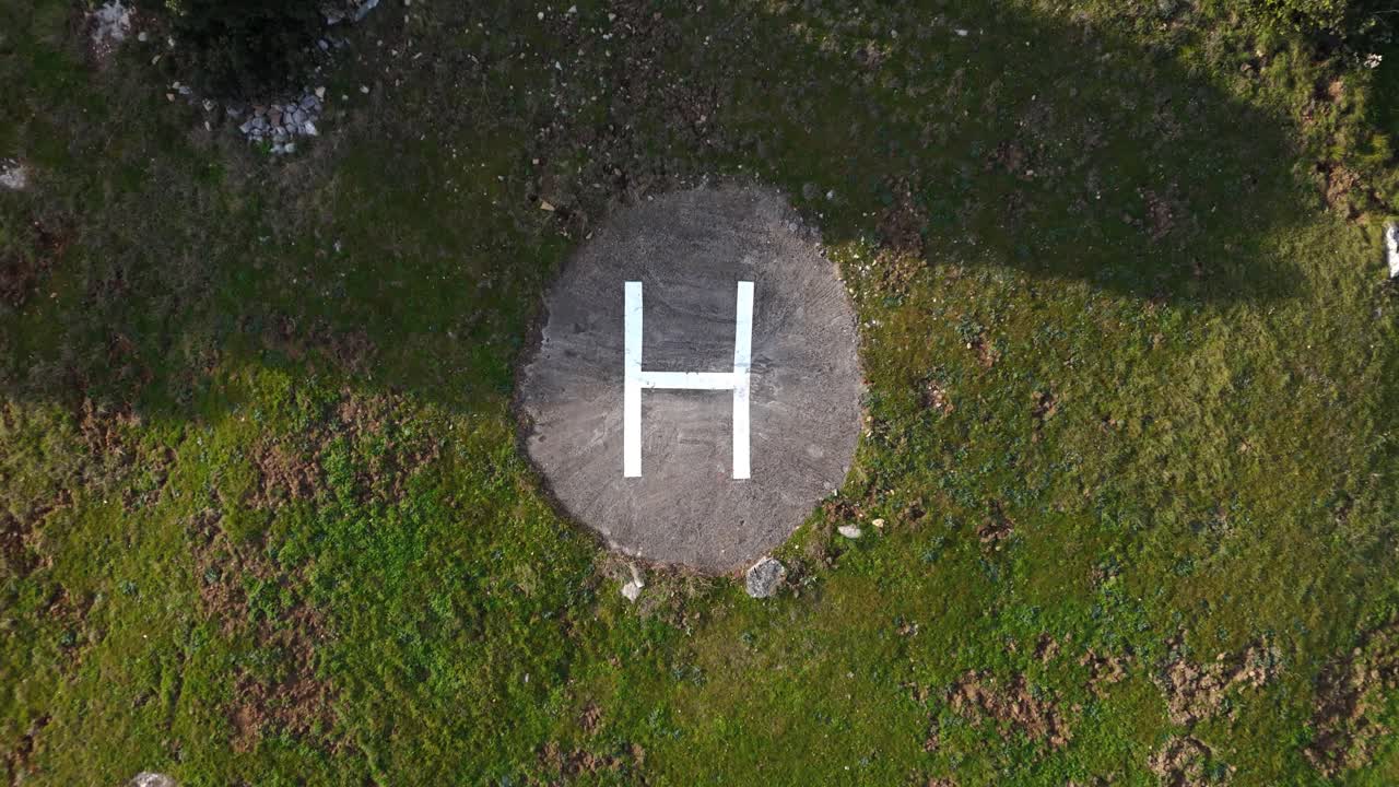 Luftfoto ovenfra av helikopterlandingsplass på frodig mark