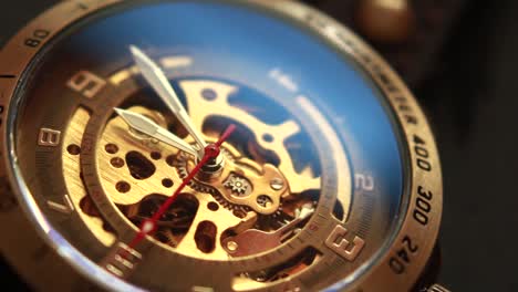 primer plano de un reloj de pulsera steampunk