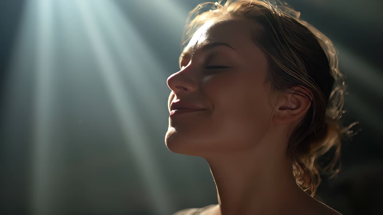 Donna che si specchia nei raggi del sole