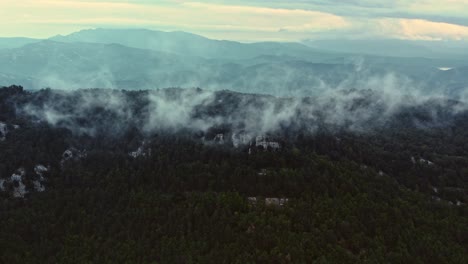 Drone-Volando-Por-Encima-De-Las-Nubes-Al-Amanecer-En-La-Cordillera-De-Girona,-España