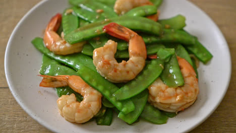 stir-fried green peas with shrimp - homemade food style