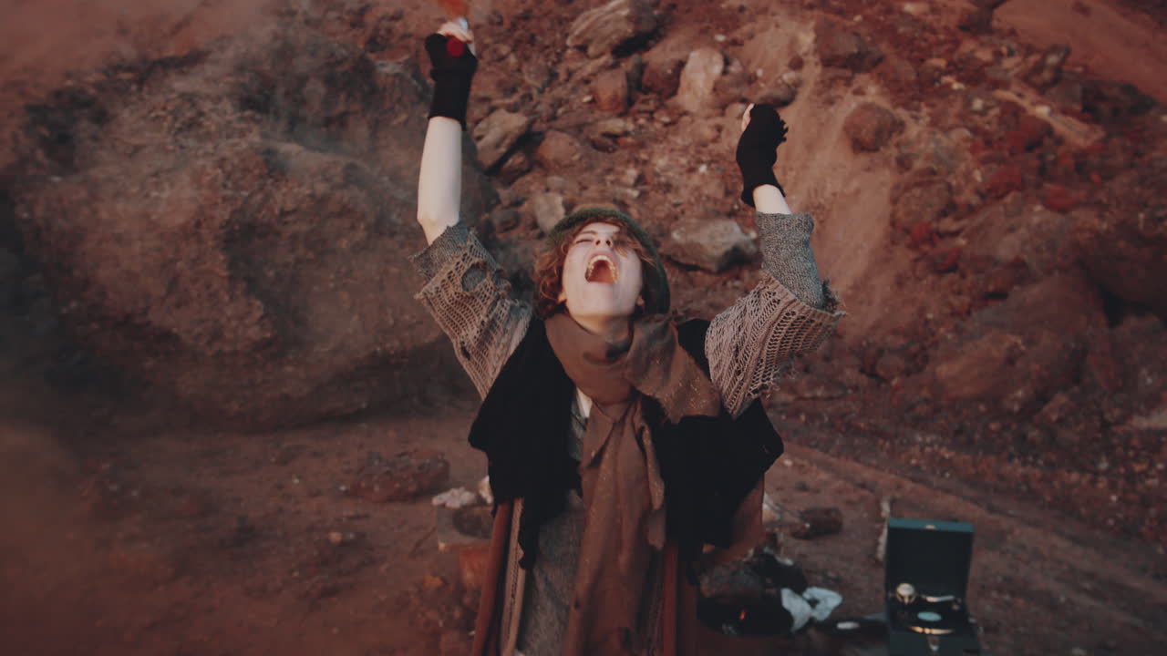 종말론 이후의 세계에서 소리치는 연기 폭탄을 가진 여성