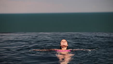 mujer relajándose en una piscina