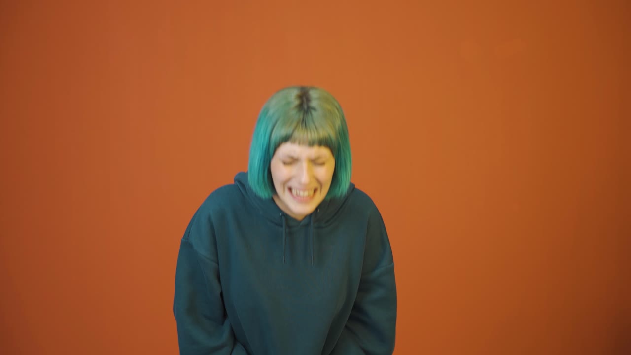 una mujer joven llorando.