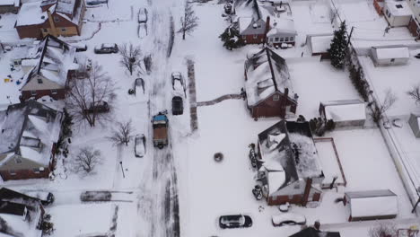 Una-Vista-Aérea-De-Un-Barrio-Suburbano-Por-La-Mañana,-Después-De-Una-Tormenta-De-Nieve