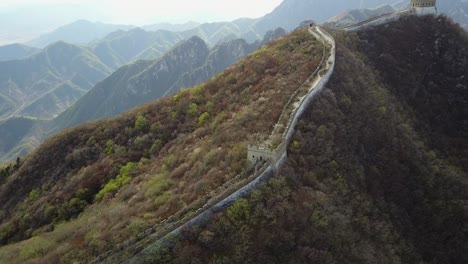 Antena-De-Finales-De-Otoño-De-La-Sección-De-La-Cordillera-De-La-Montaña-Salvaje,-La-Gran-Muralla-China