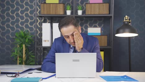 un hombre de negocios con problemas oculares.