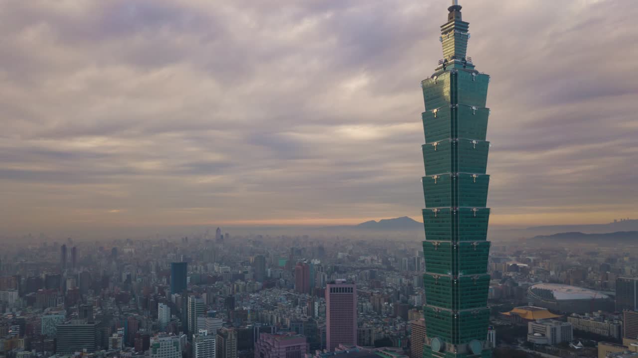 puesta de sol nublada ciudad de taipei famosa torre panorámica aérea de la ciudad 4k taiwán