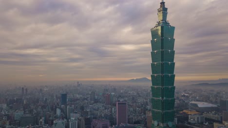 bewolkte zonsondergang taipei stad beroemde toren lucht cityscape panorama 4k taiwan