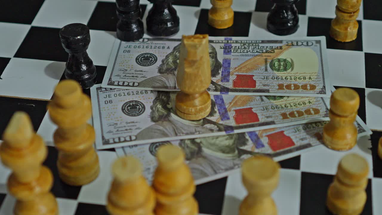 Pièce d'échecs déplacée sur des billets de dollar américain sur un échiquier pour un concept de tarifs douaniers.