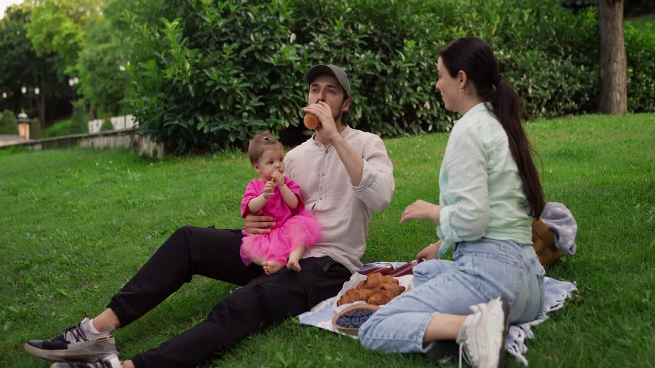 행복 한 가족 이 공원 에서 피크닉 을 즐기고 있다