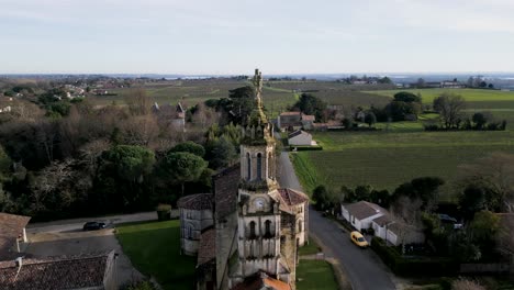 vista desde un avión no tripulado de la iglesia de notre-dame en bayon-sur-gironde, francia