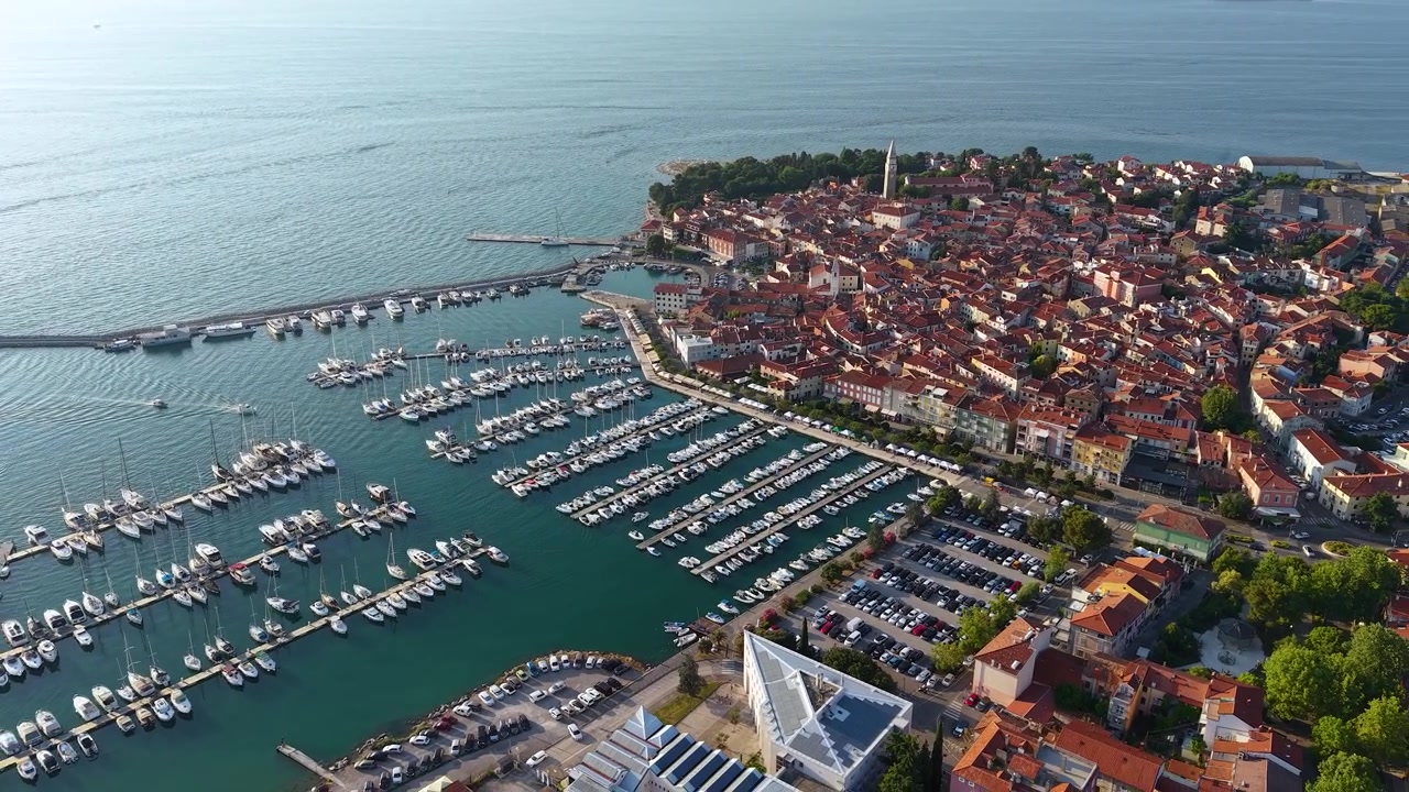Ripresa con drone di Isola, Slovenia, porto turistico della città e edifici del centro storico sul Mare Adriatico