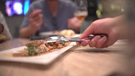amigos comiendo en el restaurante celebrando cumpleaños en el comedor, tostadas, vítores y preparando su propia carne en piedra caliente