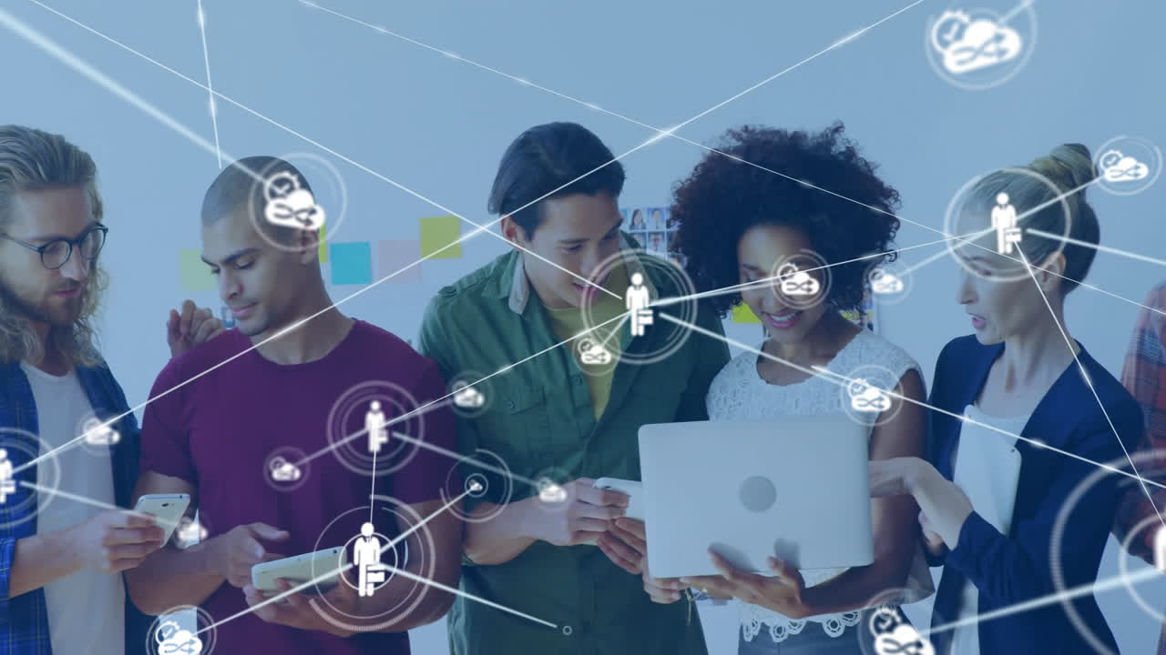노트북을 가진 다양한 비즈니스 사람들 위의 사람들과의 연결 네트워크 아이콘의 애니메이션