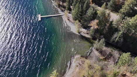 serenidad en el muelle: felicidad de otoño en la tranquila orilla del lago dunn