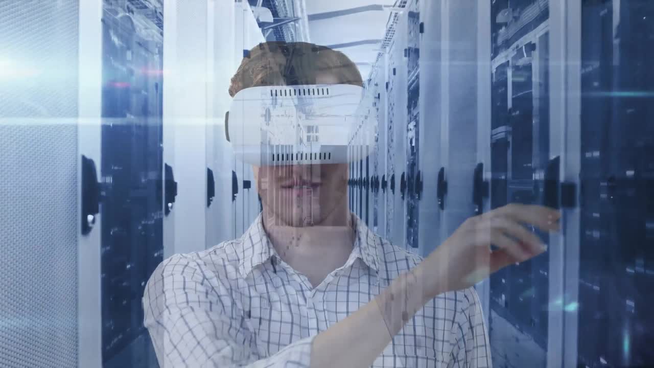 animazione di un uomo d'affari che indossa una cuffia vr e elaborazione dei dati in una stanza tecnologica con server computerizzati