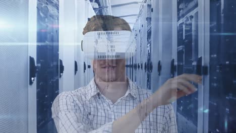 animazione di un uomo d'affari che indossa una cuffia vr e elaborazione dei dati in una stanza tecnologica con server computerizzati