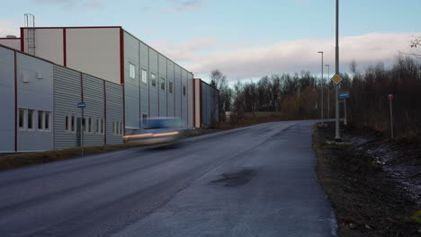 Vehículos-Que-Circulan-Por-Carretera-Asfaltada-Al-Amanecer-En-Tromso,-Noruega.