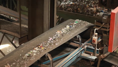 los materiales reciclados viajan en una cinta transportadora en un centro de reciclaje